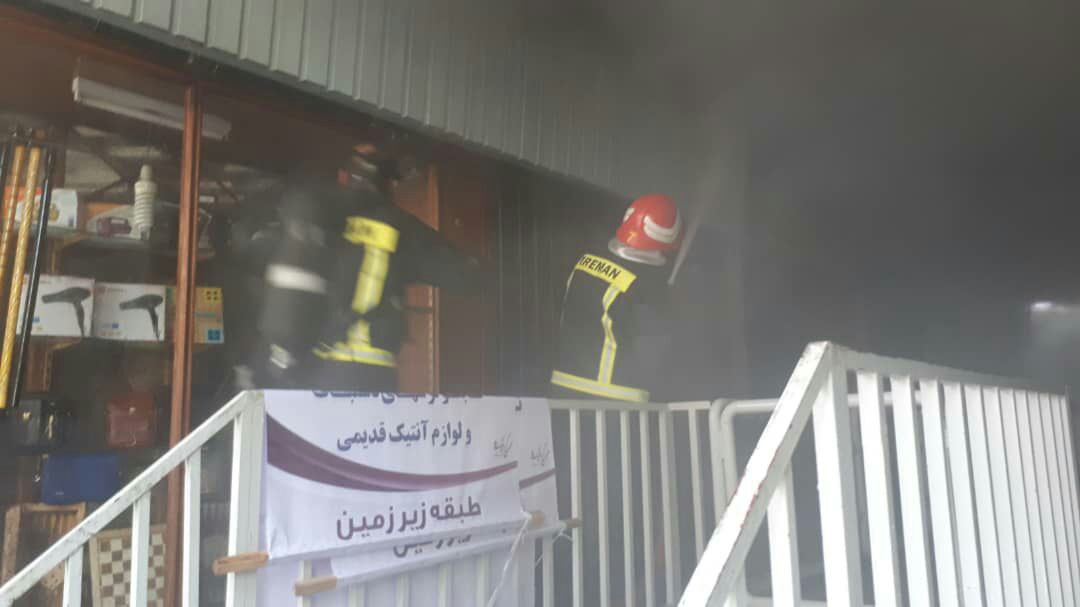 مهار آتش سوزی یک  واحد تجاری در پاساژ پلاسکو