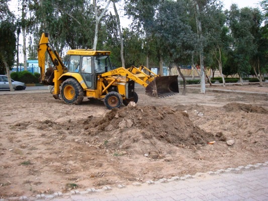 آغاز عملیات خاکریزی، خاکبرداری و کاشت چمن در پارک اسدآبادی