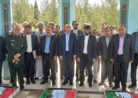 ادای احترام وزیر علوم، تحقیقات و فناوری به مقام شامخ شهدای گمنام، در دانشگاه لرستان