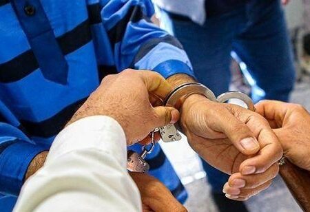 دستبند پلیس بر دستان سارق گوشی‌های تلفن همراه