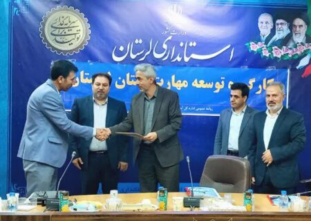 تجلیل از مسئول روابط عمومی آموزش فنی و حرفه‌ای