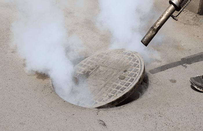سمپاشی ۲۲ هزار منهول فاضلاب در لرستان برای کنترل حشرات